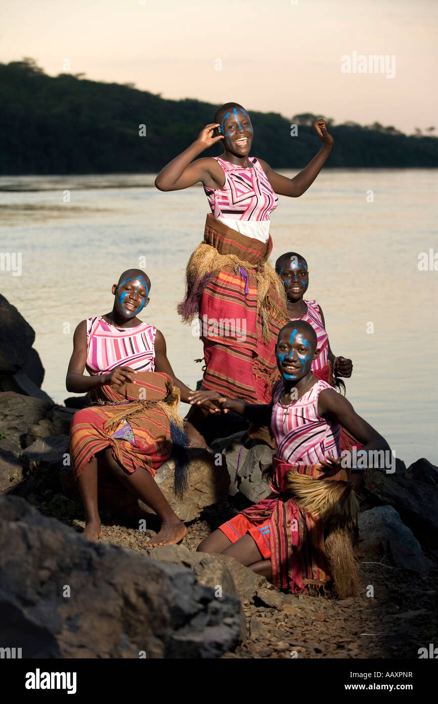 Danseurs ougandais traditionnel au point de départ du Nil Banque D'Images