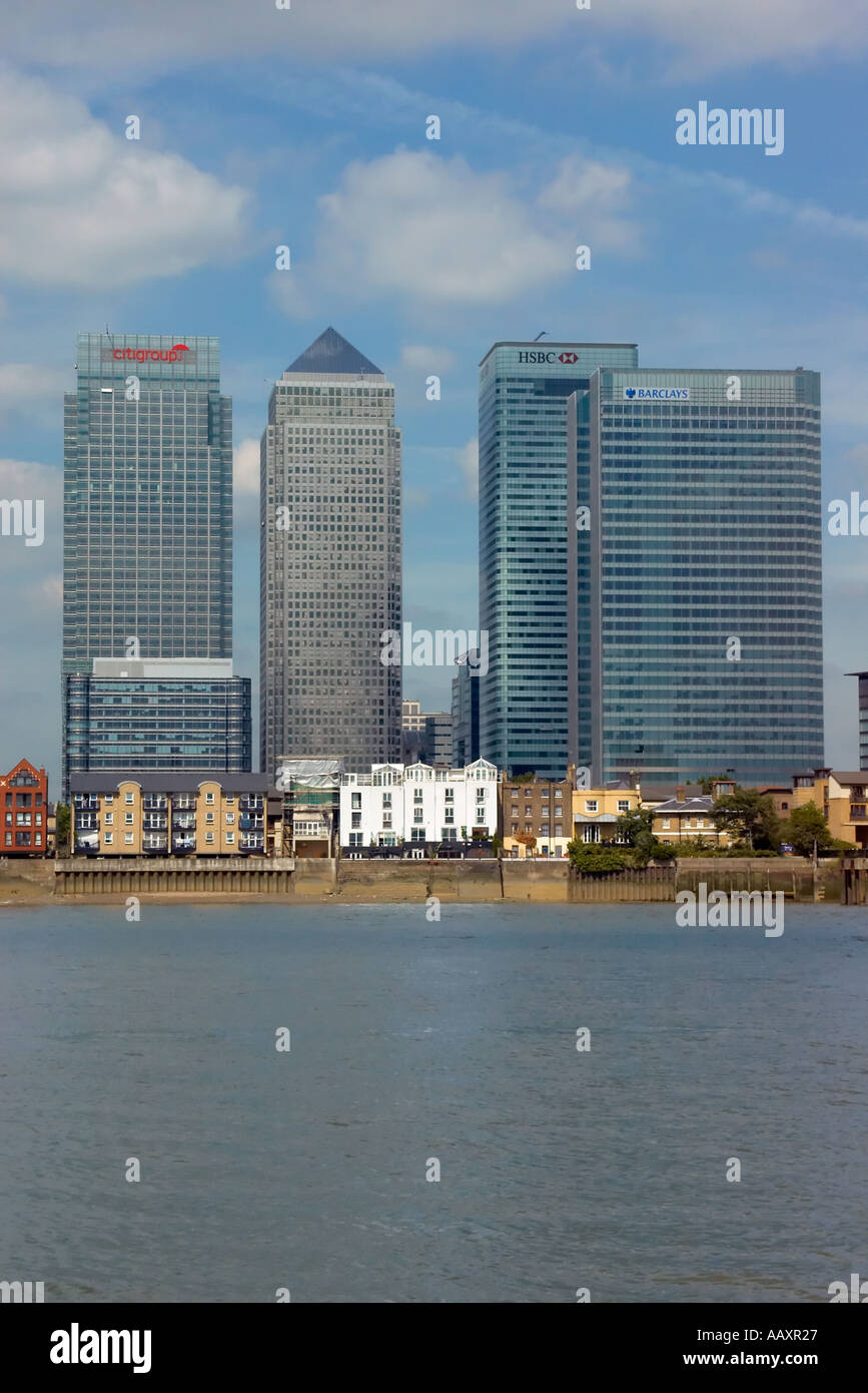 Les tours de Canary Wharf Londres le nain plus propriétés sur la rive de la Tamise Banque D'Images