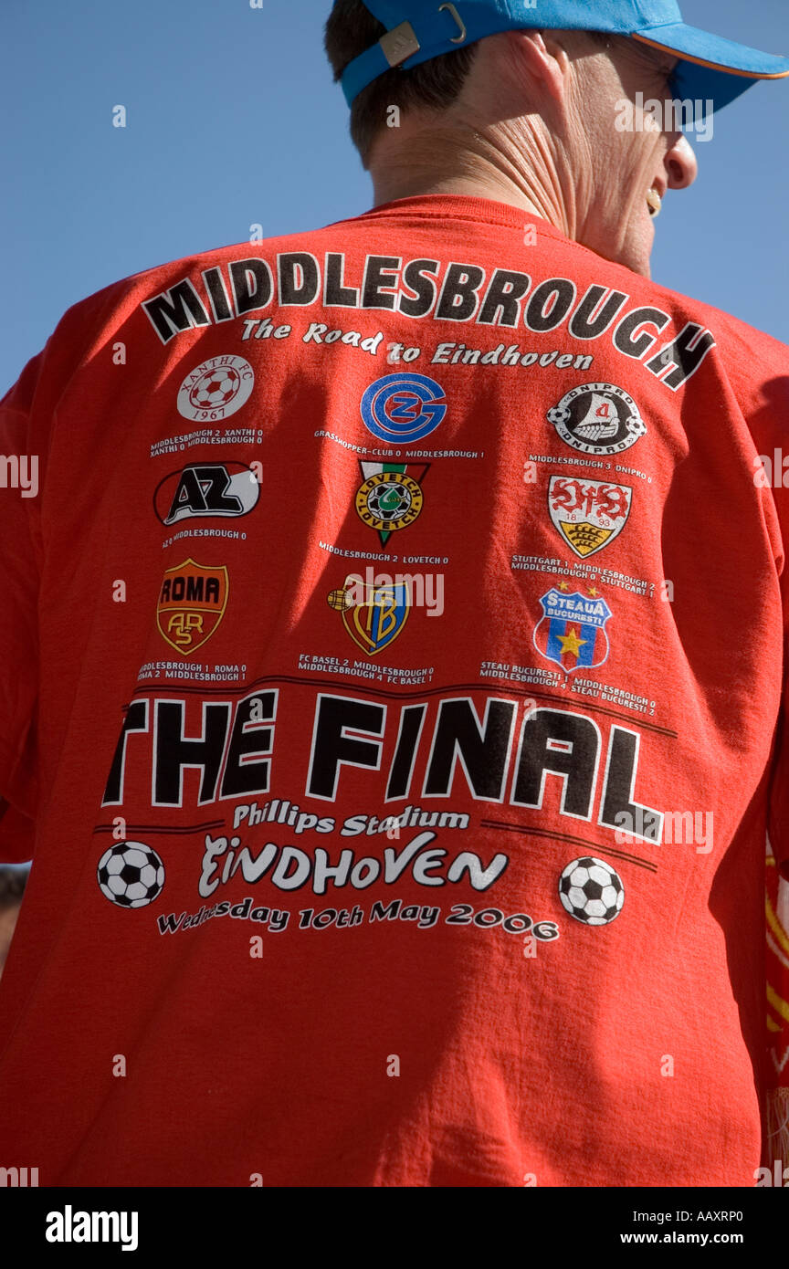 Ventilateur avec Boro t shirt célébrant les clubs exécuter pour la finale de la Coupe de l'Uefa à Eindhoven Middlesbrough 0 Sevilla 4 Banque D'Images