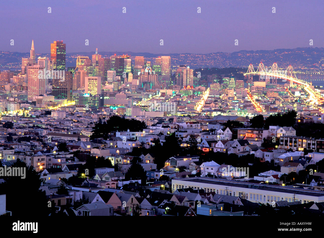 San Francisco skyline surplombant les quartiers et maisons de Twin Peaks en Californie Banque D'Images