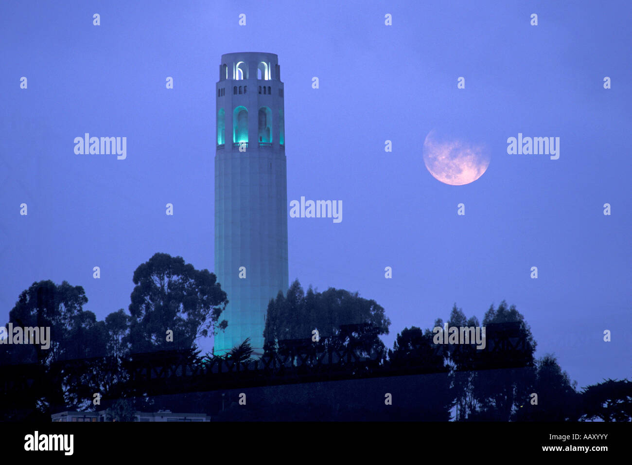 La Coit Tower sur Telegraph Hill à San Francisco montrant une attraction touristique en Californie l'horizontale Banque D'Images