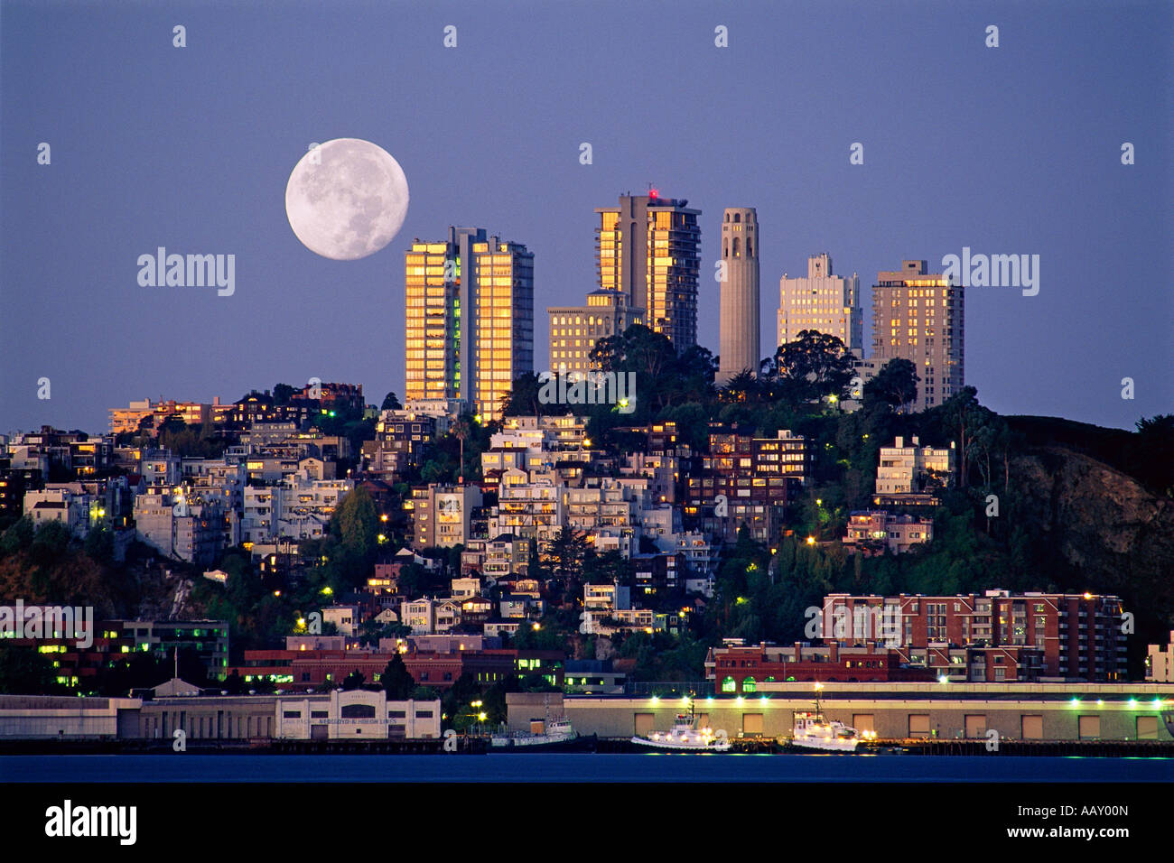 Pleine lune sur la Colline Telgraph avec Coit Tower à San Francisco Californie montrant le front Banque D'Images