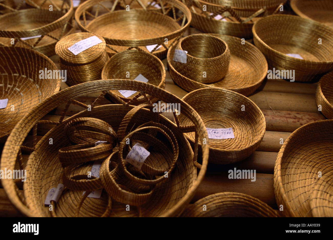 De l'artisanat traditionnel paniers fabriqués de capim dourado un type d'herbe qui brille comme l'or Jalapao Tocantins Brésil Banque D'Images