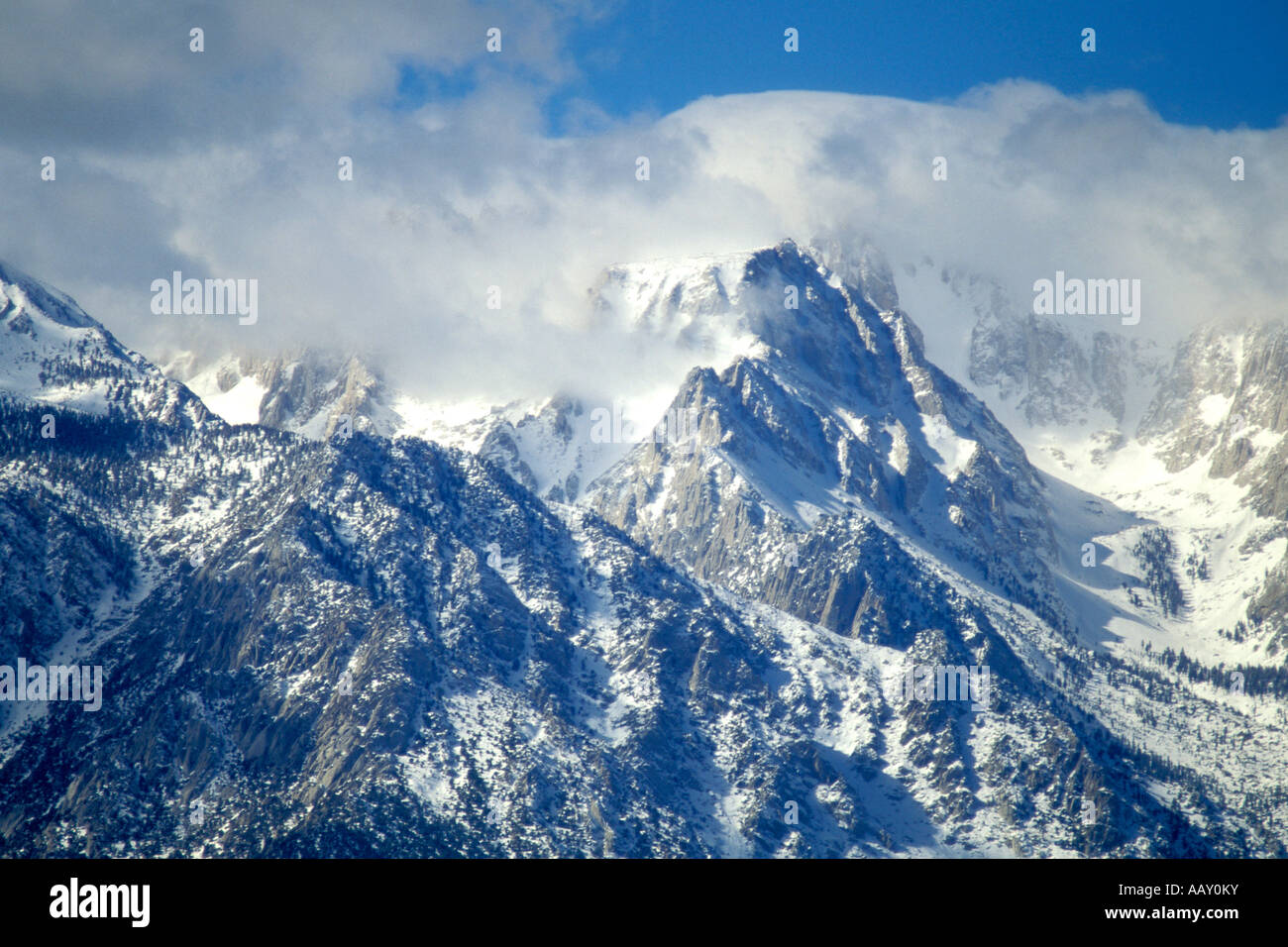 Tempête d'hiver froid au-dessus de sommets alpins en Californie est de la sierra gamme de montagne de neige sommet avec Banque D'Images