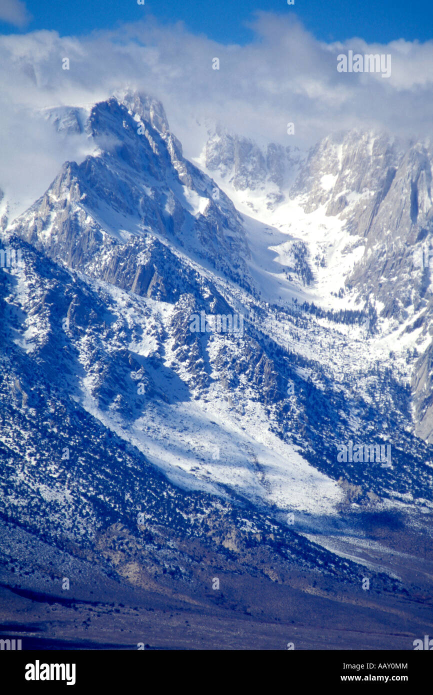 Des sommets alpins de granit recouvert de neige dans l'Est de la Sierra de Californie Banque D'Images