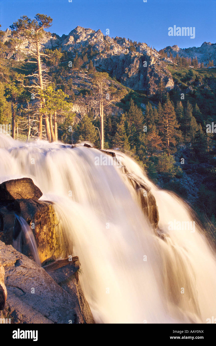 Eagle Falls à Emerald Bay Lake Tahoe en Californie dans la Sierra Montagnes montrant notre approvisionnement en eau une ressource précieuse Banque D'Images