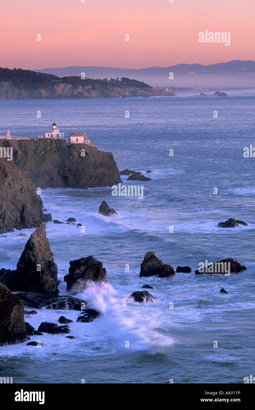 Phare de Point Bonita le long de la côte de Californie et l'océan Pacifique au coucher du soleil Banque D'Images