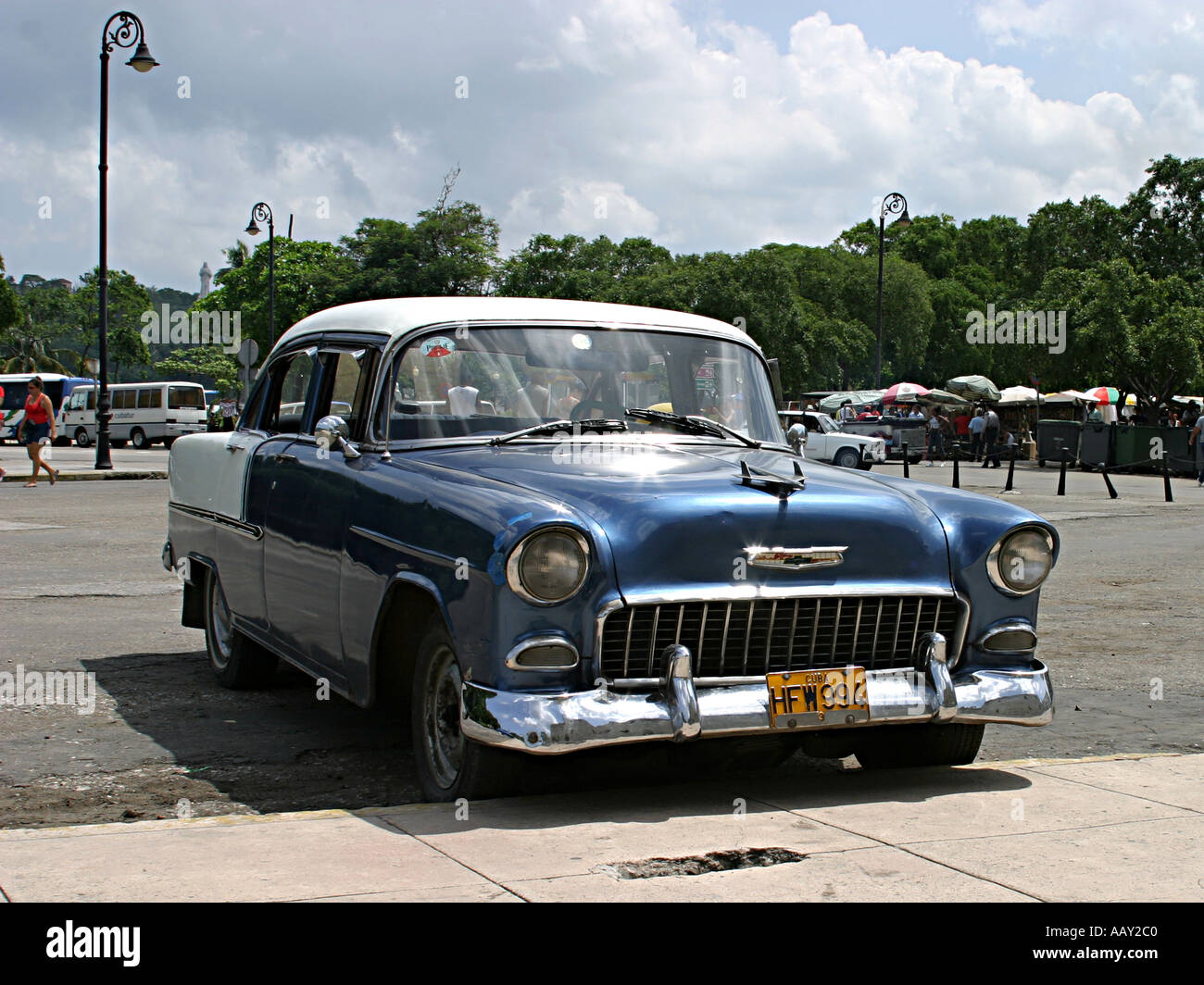L'une des nombreuses voitures américaines des années 1950 dorloter dans la capitale cubaine La Havane par ceux qui ne peuvent pas se payer cher les importations étrangères Banque D'Images