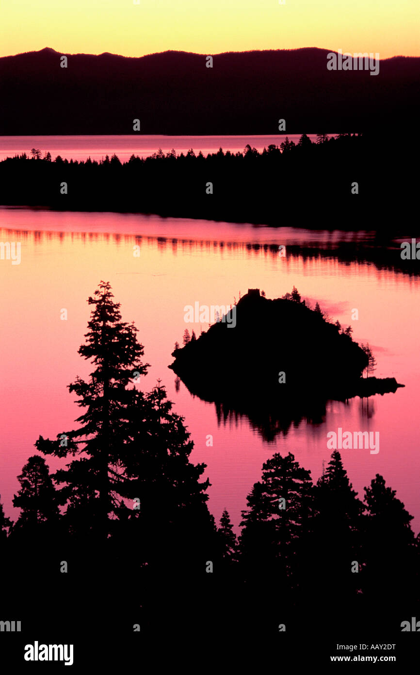 Emerald Bay coucher du soleil à Lake Tahoe en Californie avec le soleil qui s'élève au-dessus de la maison de thé Banque D'Images
