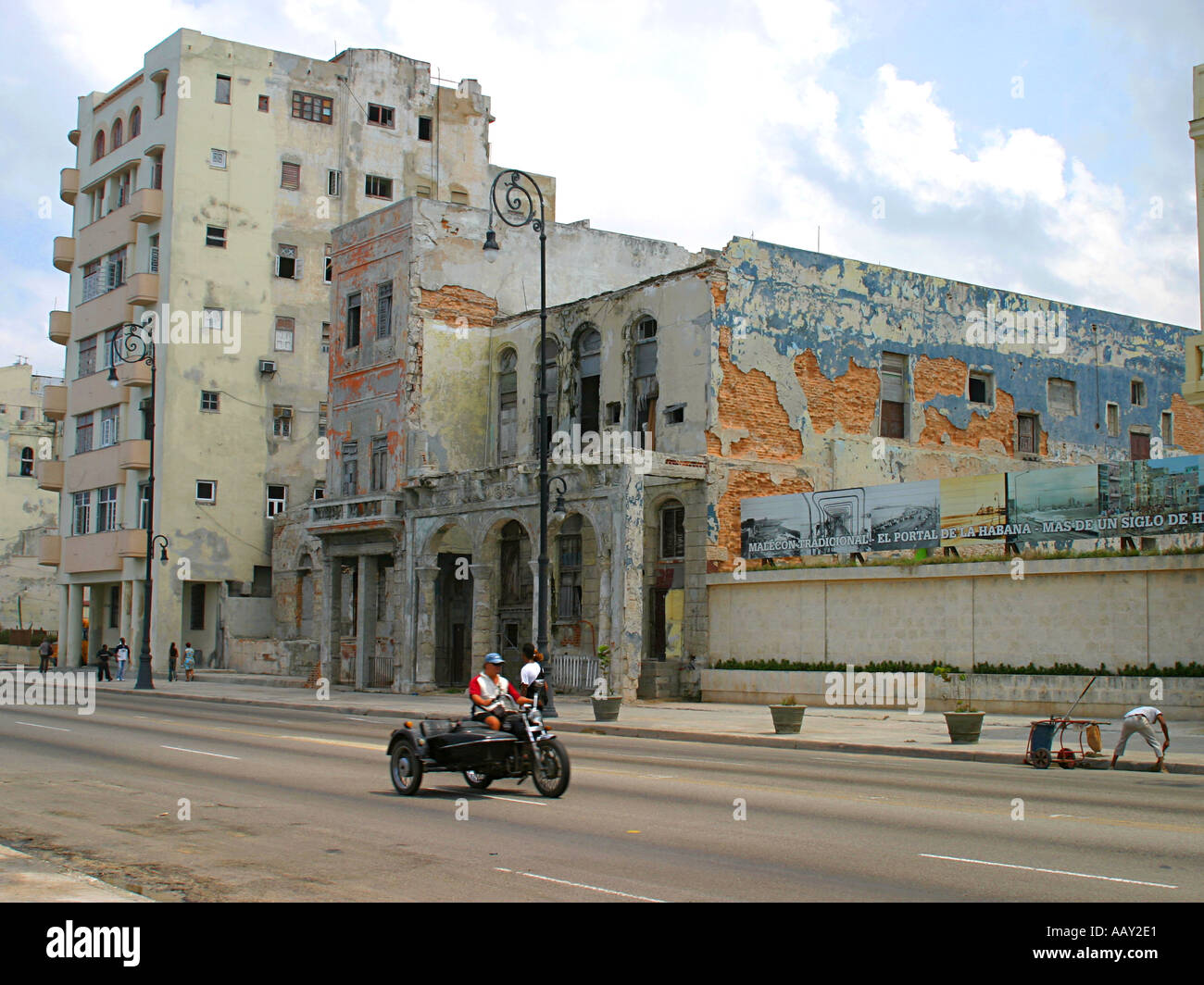 Le trafic le long du front de mer de La Havane Aperçu Banque D'Images