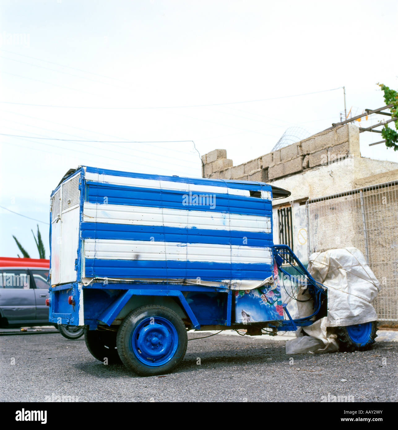 Remorque rayé bleu et blanc à l'arrière d'une moto, Karteradhos, Santorini, Grèce KATHY DEWITT Banque D'Images
