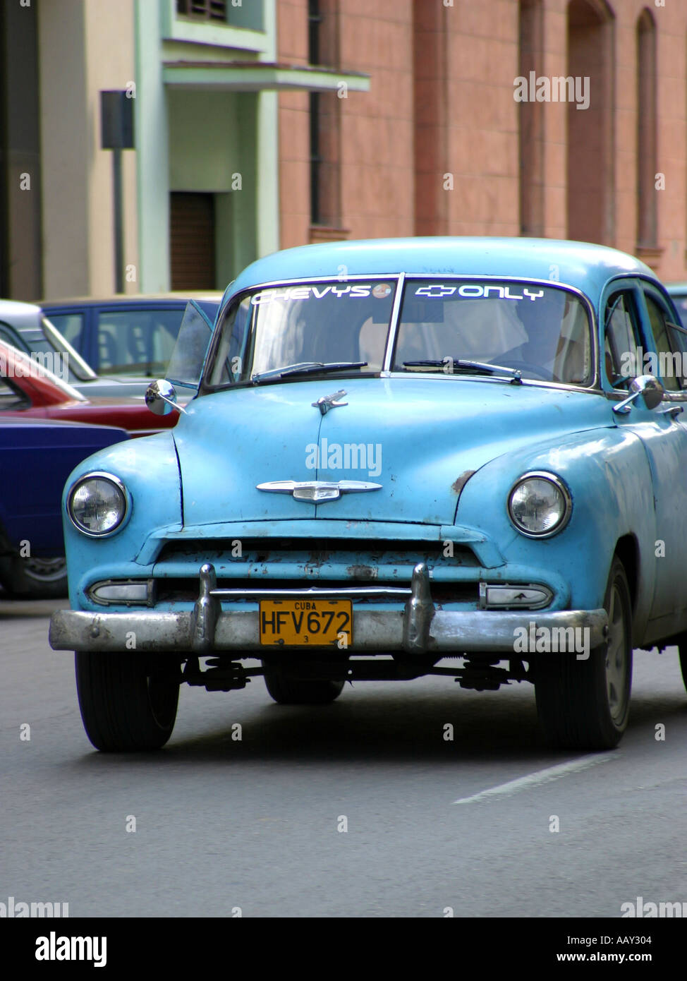 L'une des nombreuses voitures américaines des années 1950 dorloter dans la capitale cubaine La Havane par ceux qui ne peuvent pas se payer cher les importations étrangères Banque D'Images