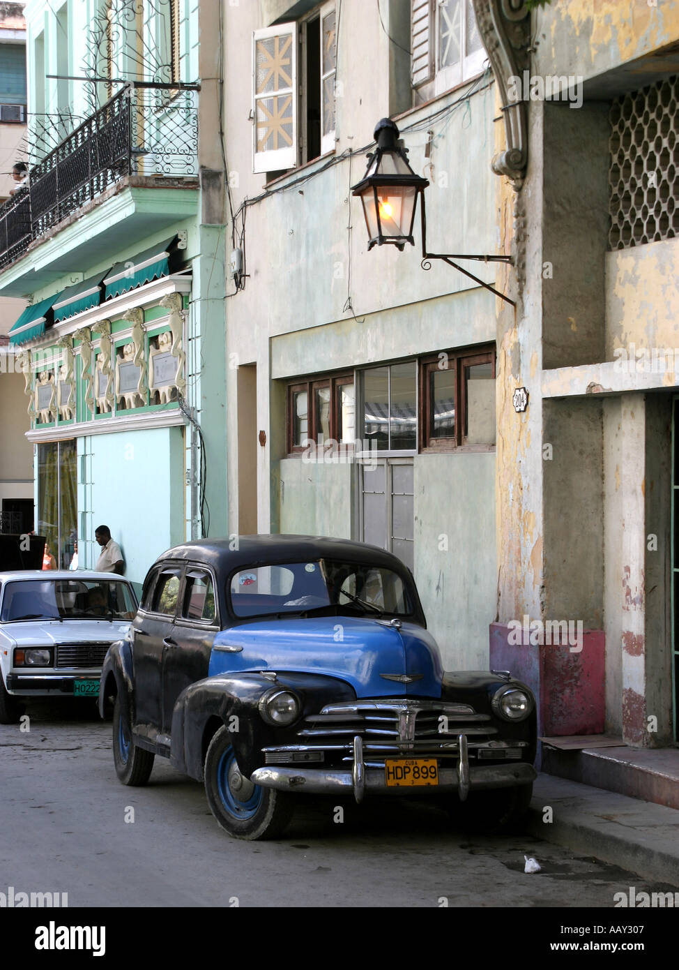 L'une des nombreuses voitures américaines des années 1950 dorloter dans la capitale cubaine La Havane par ceux qui ne peuvent pas se payer cher les importations étrangères Banque D'Images