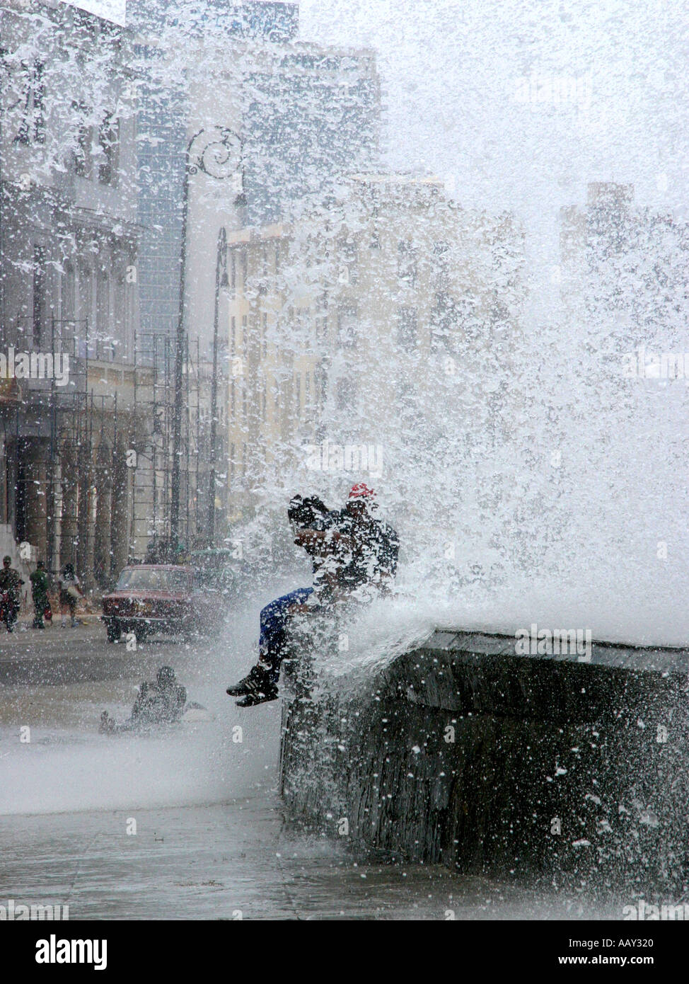 À la suite de l'ouragan Ivan Sept 2004 garçons sur le front de mer de la capitale cubaine La Havane profitez d'une douche Banque D'Images