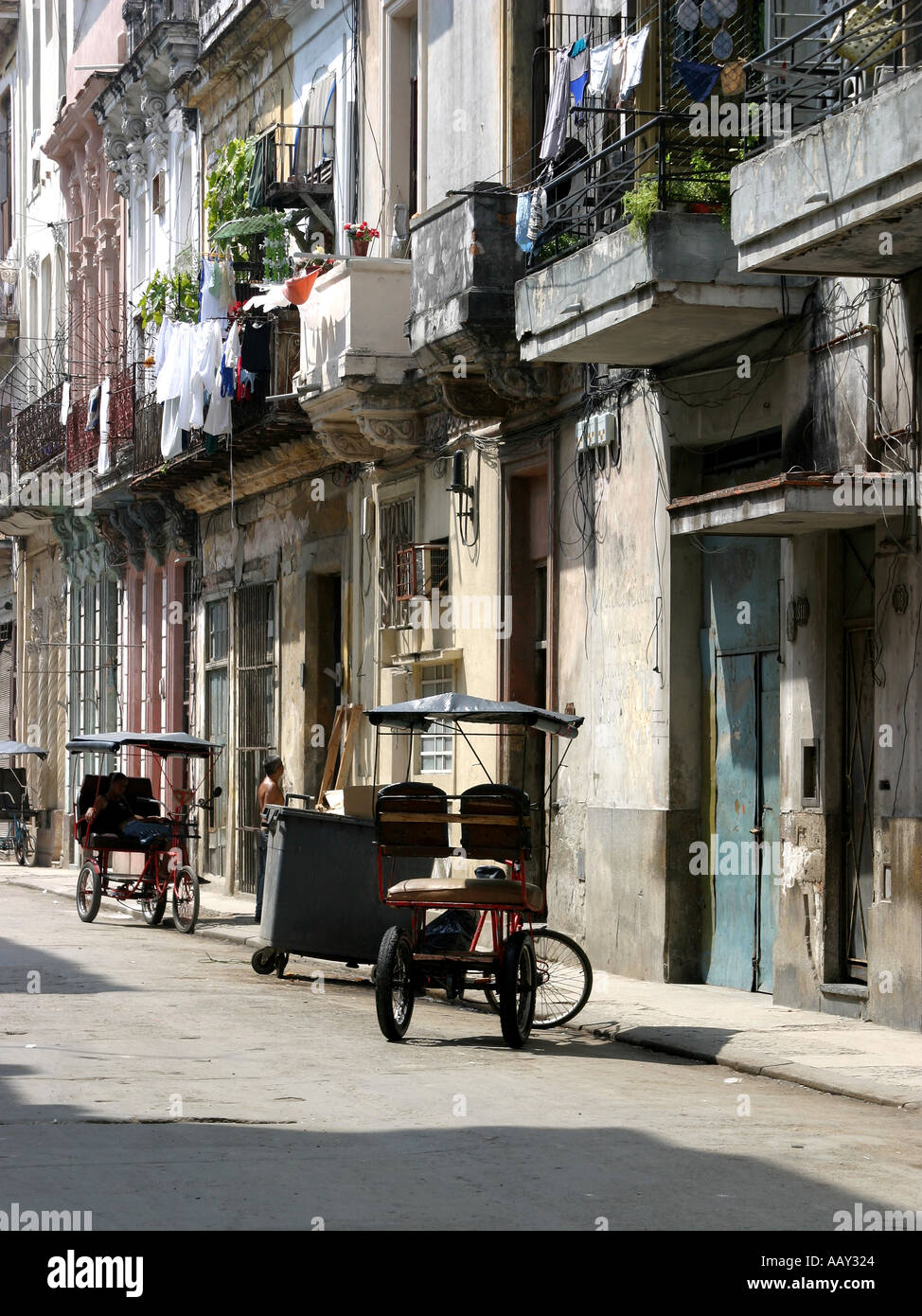 Une scène de rue dans la capitale cubaine La Havane à l'écart de l'attractions touristiques Banque D'Images