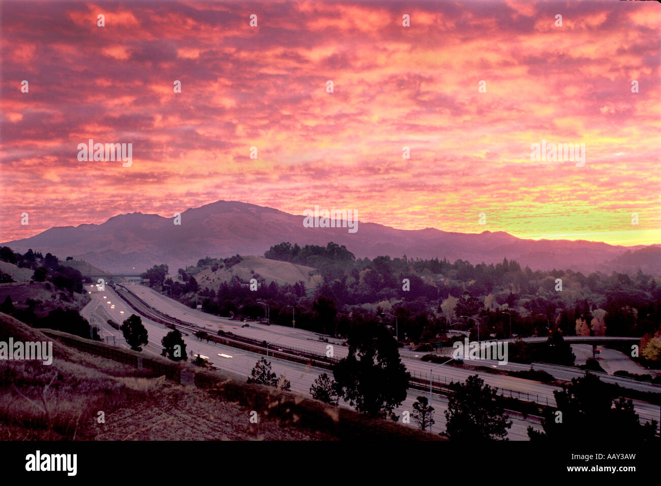 Firery red sunrise over purple mountain Diablo près de freeway à Lafayette California Highway horizontale 24 Banque D'Images