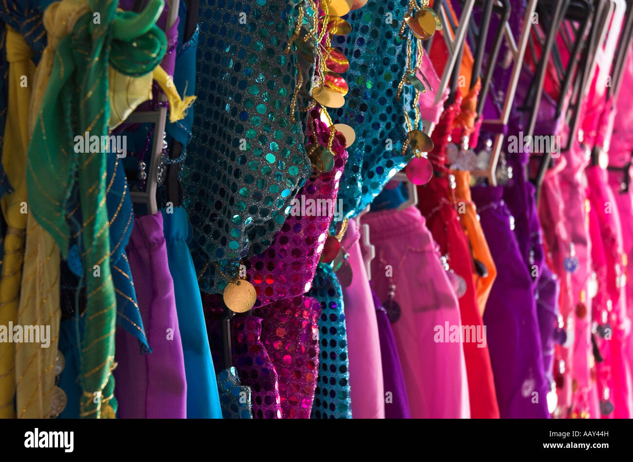 Costumes de danse du ventre dans un magasin de souvenirs dans une zone de villégiature de la Turquie Banque D'Images
