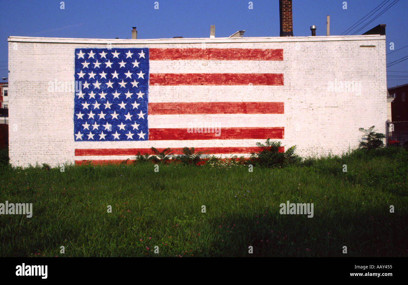 American Stars and Stripes flag peint sur le côté du bâtiment dans Yonkers, New York City USA Banque D'Images
