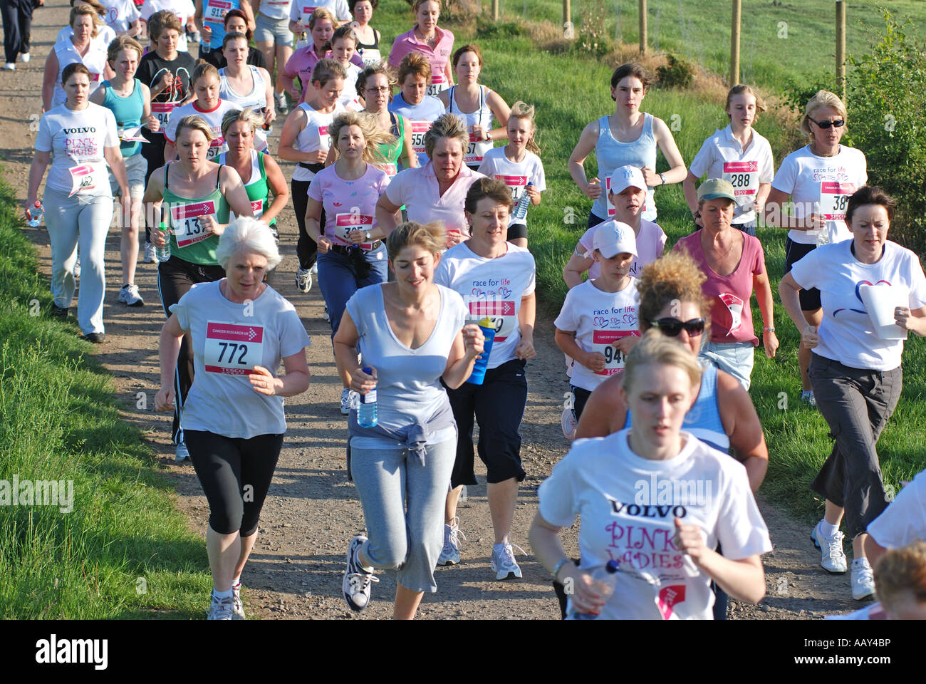 Les femmes dans la course de bienfaisance du cancer pour la vie à l'hippodrome de Warwick, Warwickshire, England, UK Banque D'Images