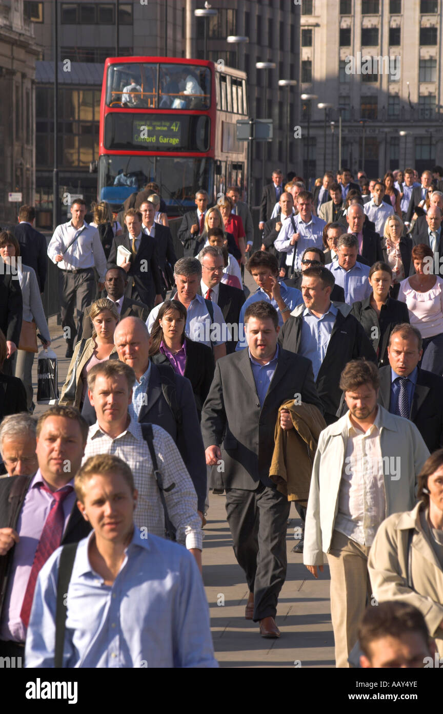 UK Angleterre Londres navetteurs sur le pont de Londres Banque D'Images