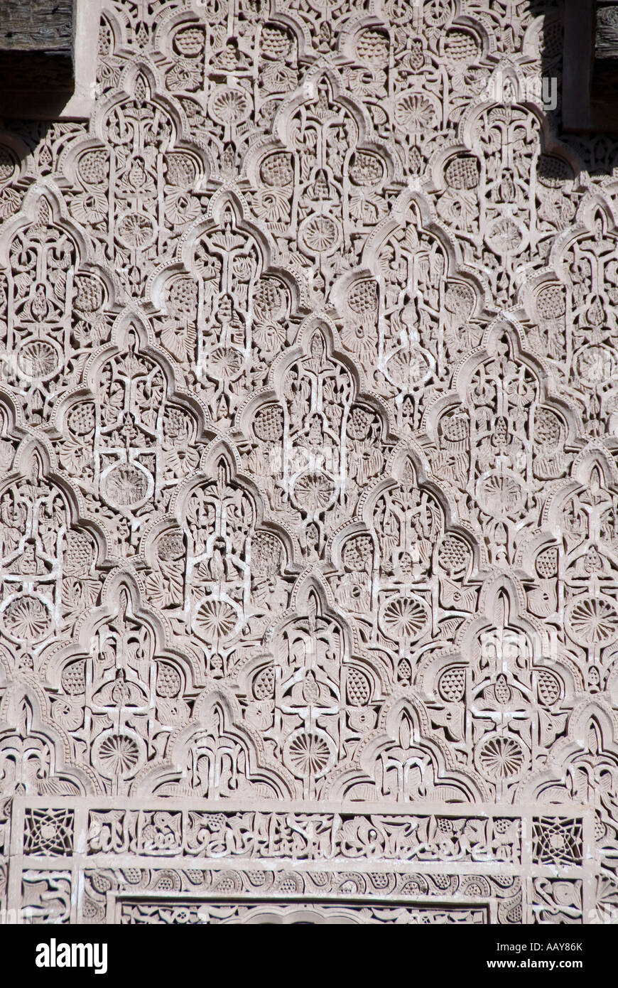 220107 Marrakech Maroc Le Bin Yousuf Madrassa détail de plâtre sculpté Photo Simon Grosset Banque D'Images