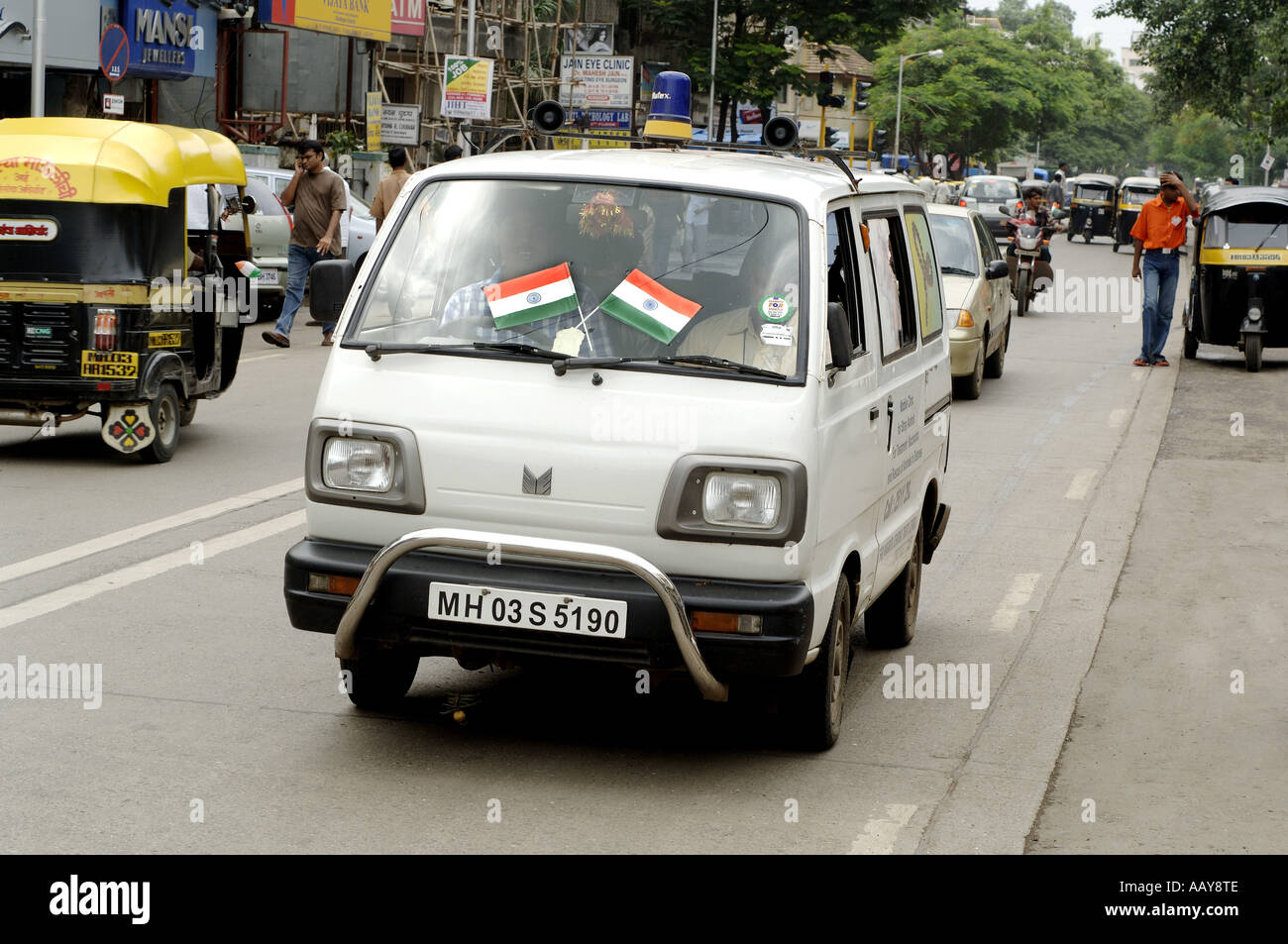 HMA78706 drapeaux indien Maruti Suzuki sur le jour de l'indépendance de voiture Bombay Mumbai Maharashtra Inde Banque D'Images