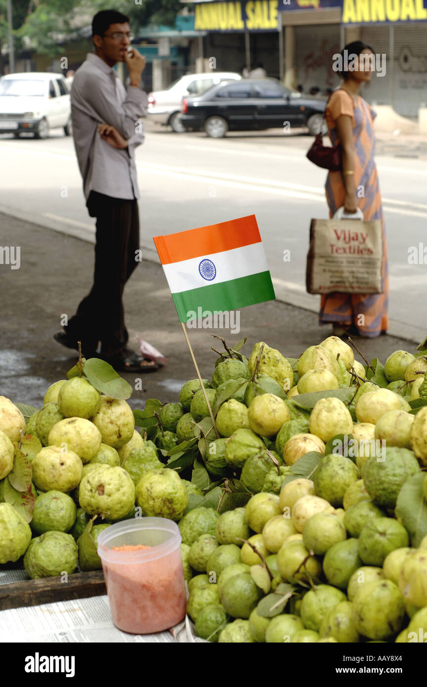 HMA78710 drapeau indien sur la goyave Panier de fruits le jour de l'indépendance Bombay Mumbai Maharashtra Inde Banque D'Images