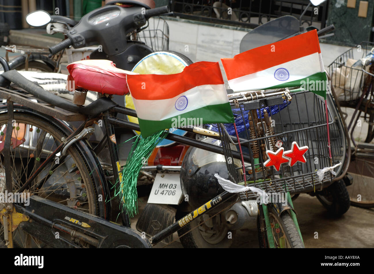 HMA78712 drapeaux indiens sur des cycles sur Independence Day Bombay Mumbai Maharashtra Inde Banque D'Images