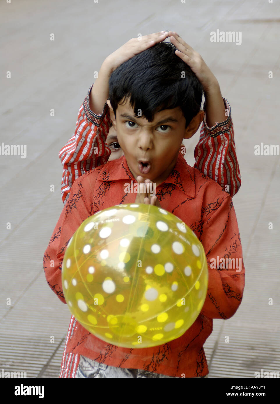 HMA78714 Indian Child holding ball dans sa main MR Banque D'Images
