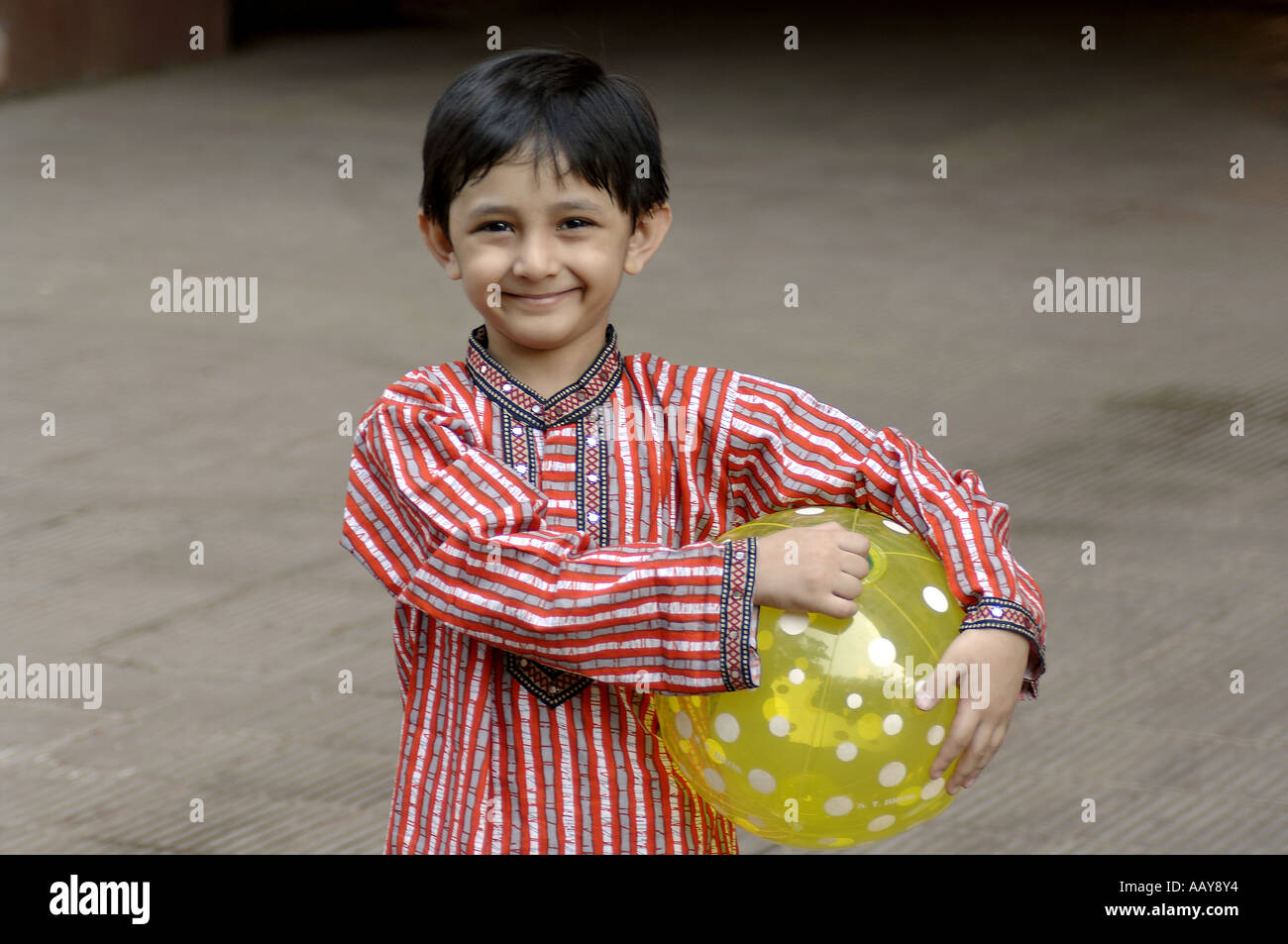 HMA78715 Indian Child holding ball dans sa main MR Banque D'Images
