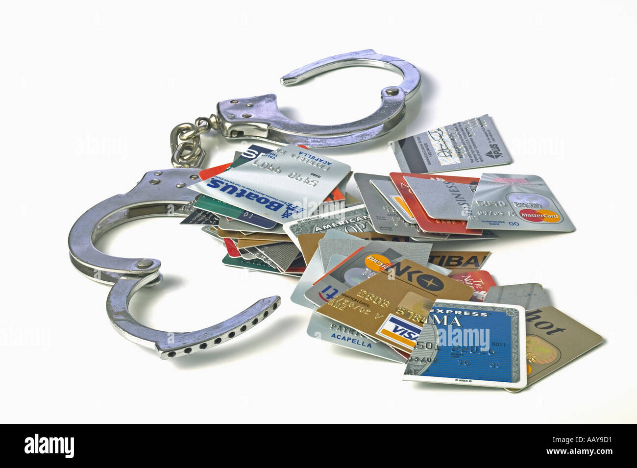 Menottes ouvrir dans une pile de découper les cartes de crédit Banque D'Images