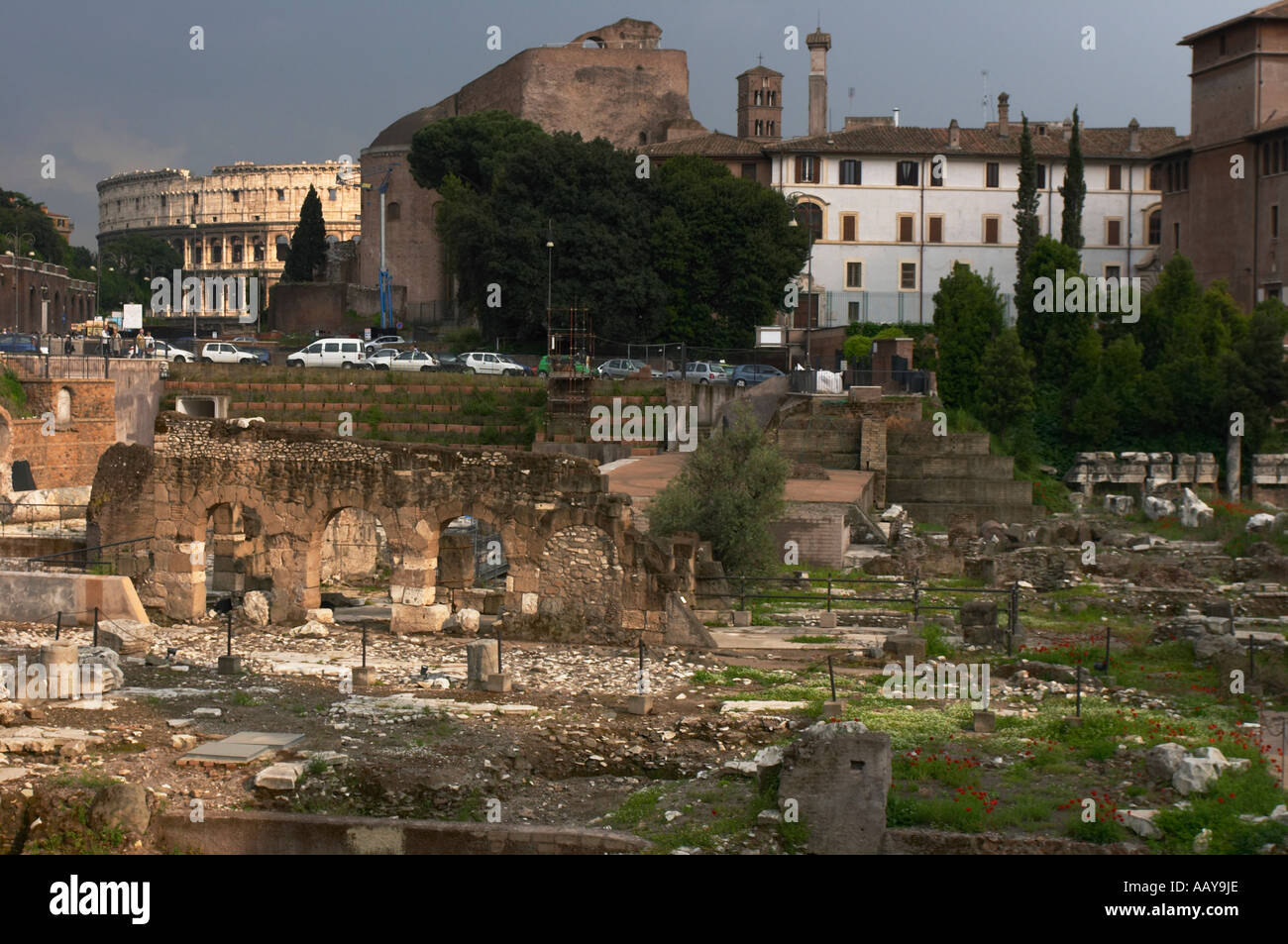 Forum romain avec Coliseum, Rome Italie Banque D'Images
