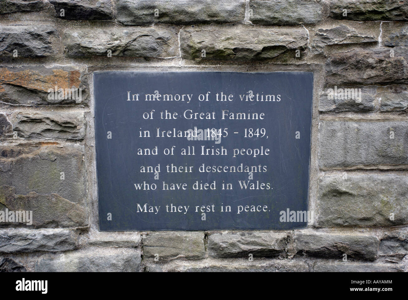 Wales national famine memorial à Cardiff à ceux qui sont morts au cours de la grande famine d'Irlande 1845 plaque 1849 Banque D'Images