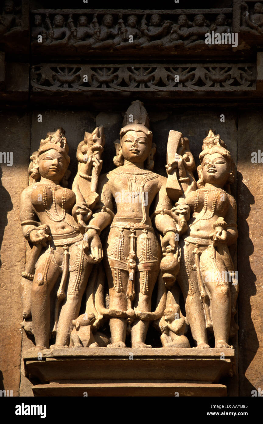 Figures sculptées de façon complexe sur Jagadambi temple dans l'état de Madhya Pradesh en Inde Banque D'Images Figures sculptées de façon complexe sur Jagadambi temple dans l'état de Madhya Pradesh en Inde Banque D'Images