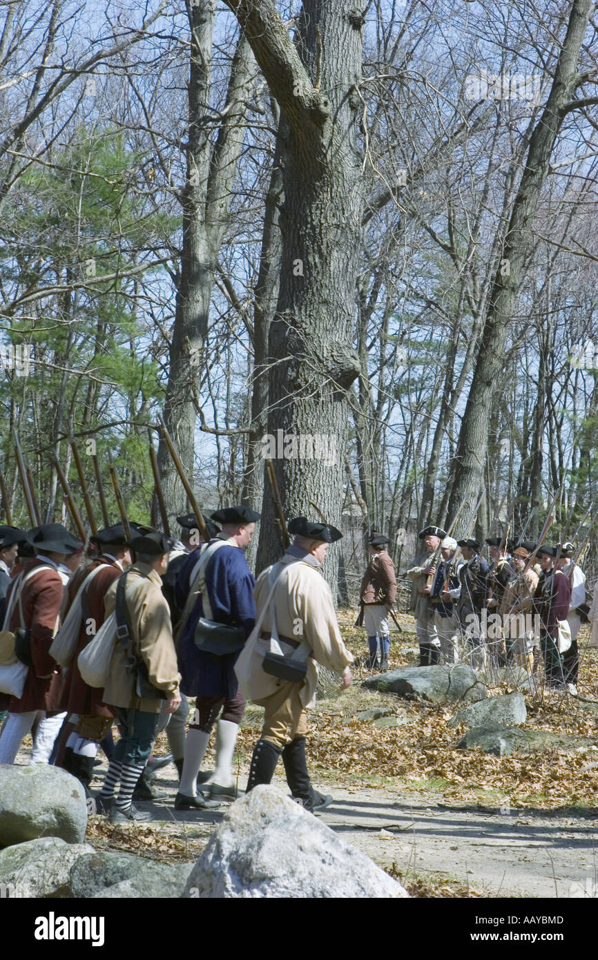 Minutes de l'entraînement de la milice les hommes à la bataille de reconstitution Route Minute Man National Historical Park Massachusetts Banque D'Images