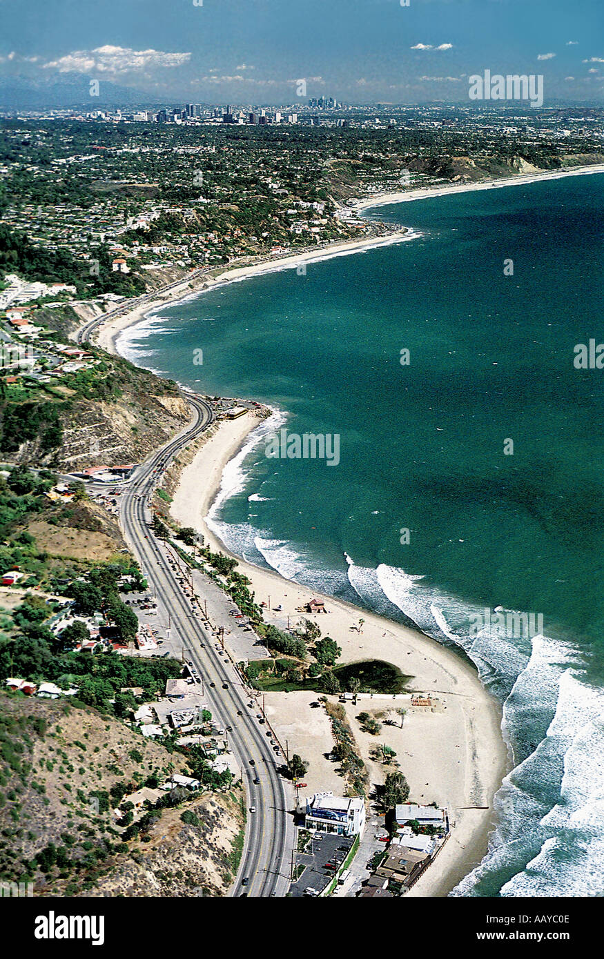 Rare vue aérienne à l'est de plus la plage près de l'Autoroute de la côte Pacifique ci-dessous Malibu et Los Angeles downtown centre haut Banque D'Images