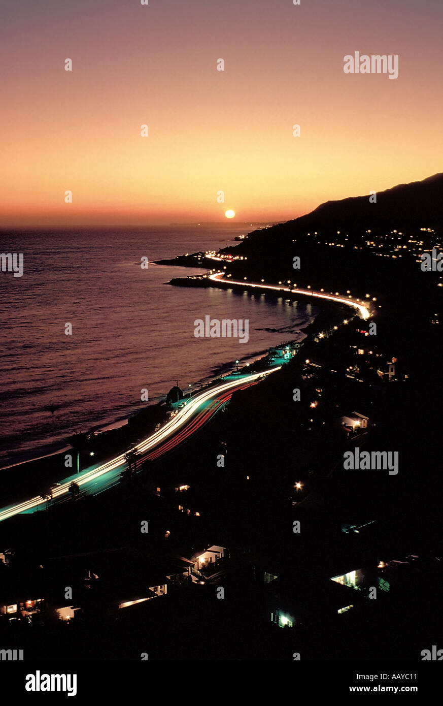 Quelques minutes avant le coucher du soleil vu de Pacific Palisades Californie du Sud l'heure de pointe s'allume la Pacific Coast Highway Banque D'Images