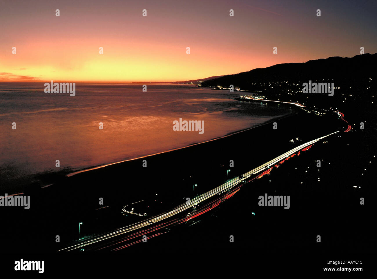 Autoroute de la côte pacifique vu de Pacific Palisades en Californie du Sud juste après le coucher du soleil Banque D'Images