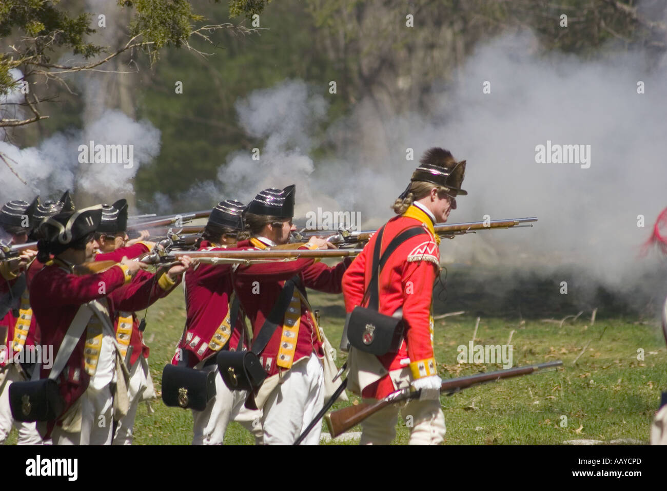 Faire progresser les troupes britanniques pendant la bataille reconstitution historique de la route de Minute Man National Historical Park de Concord Massachusetts Banque D'Images
