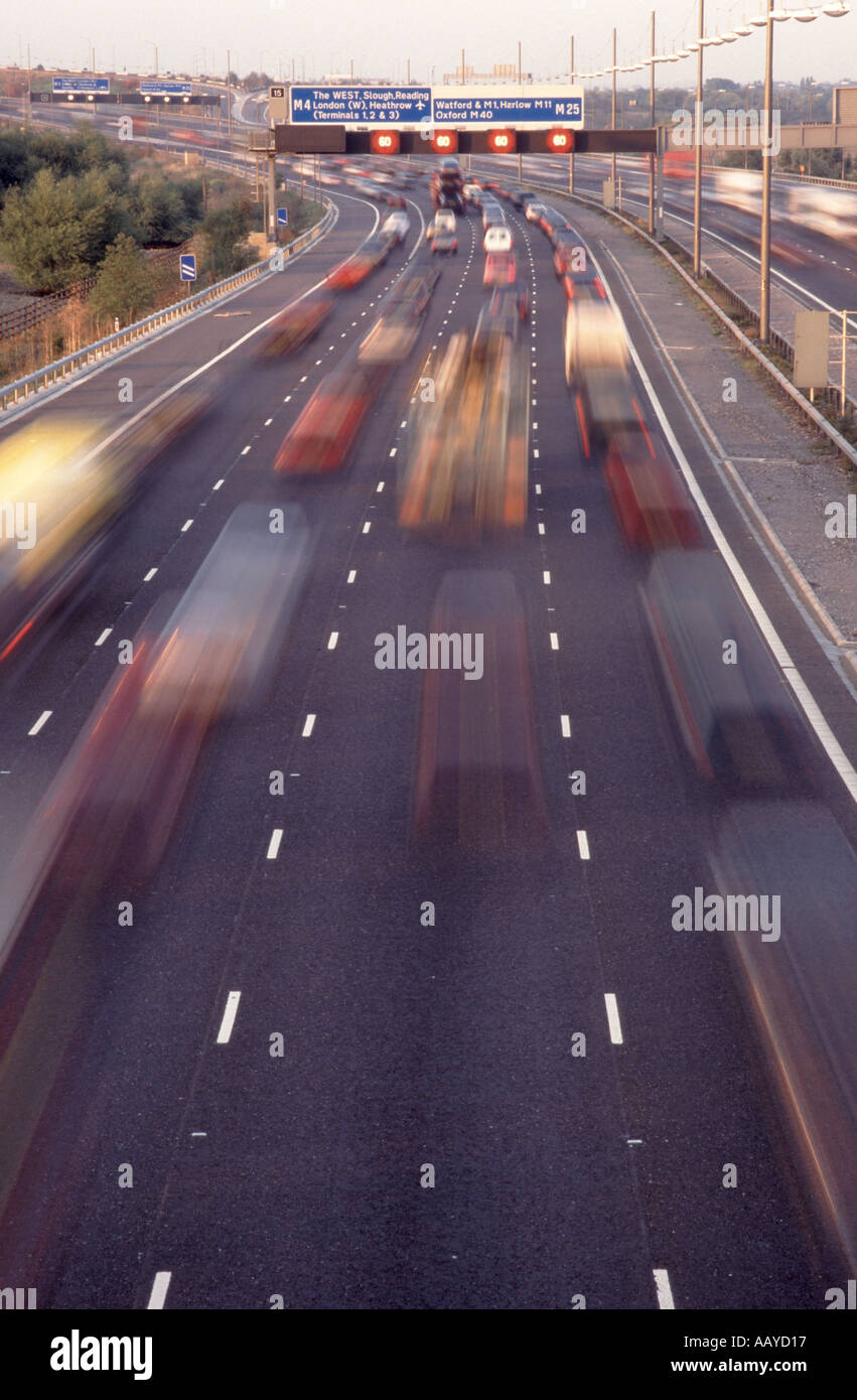 Autoroute M25 de flou de la circulation et les panneaux sur portiques à vitesse variable Banque D'Images