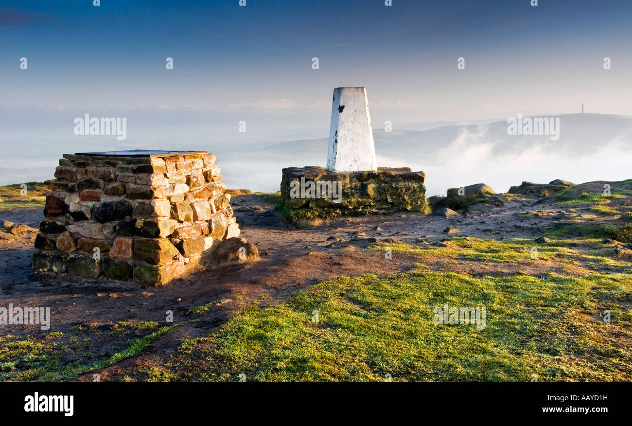 Tôt le matin, la brume enveloppe la Trig Point sur Bosley nuage, près de Crewe, Cheshire et frontière Staffordshire, Angleterre, RU Banque D'Images