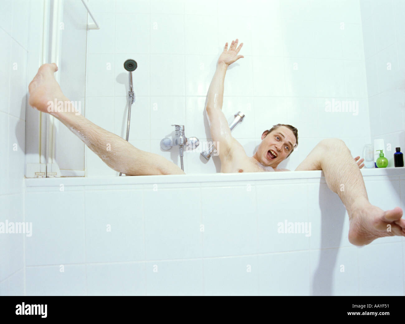 Scène d'une baignoire avec l'homme d'être drôle Banque D'Images