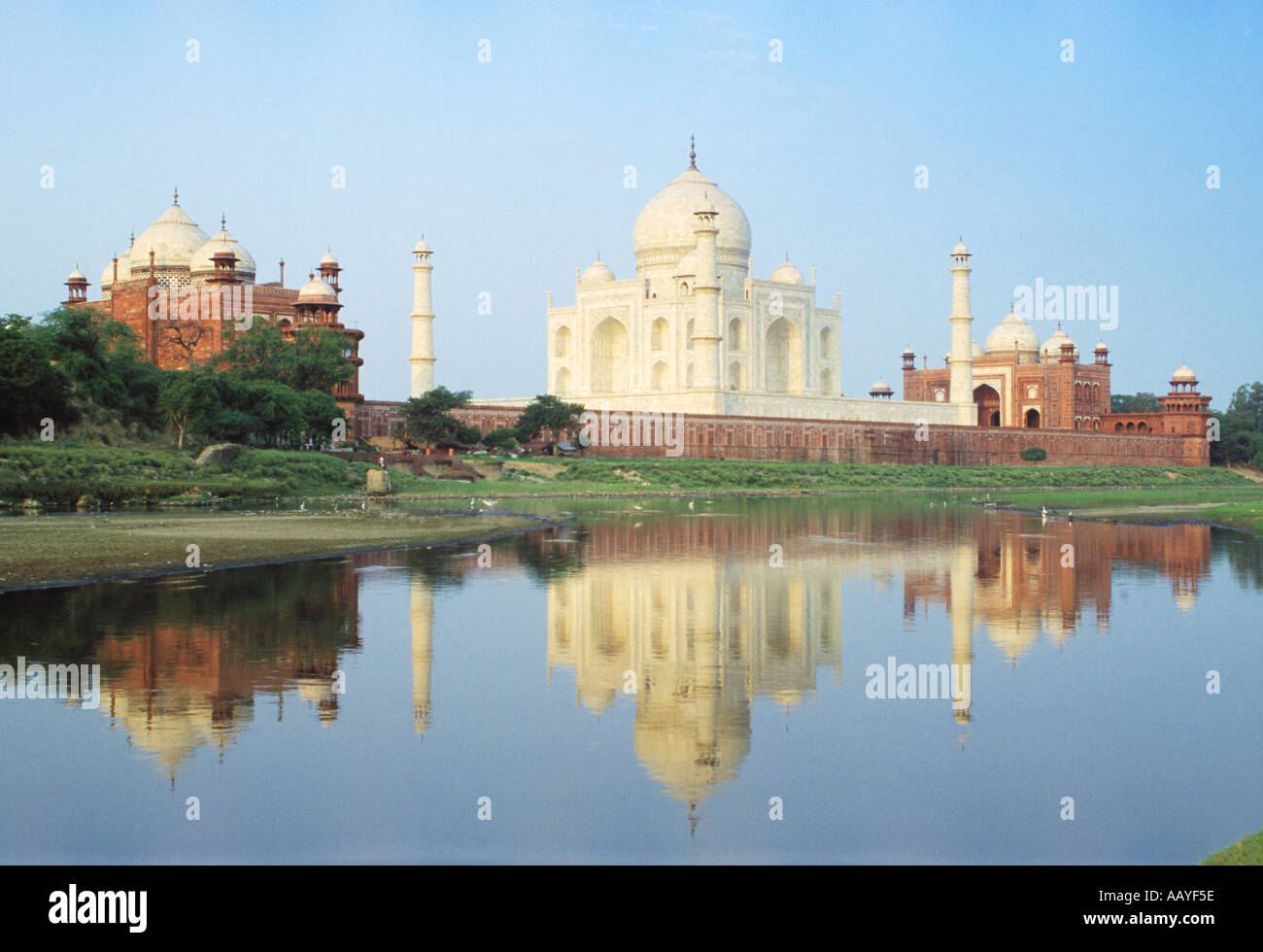 L'INDE Uttar Pradesh AGRA LE TAJ MAHAL À TRAVERS LA RIVIÈRE YAMUNA Banque D'Images