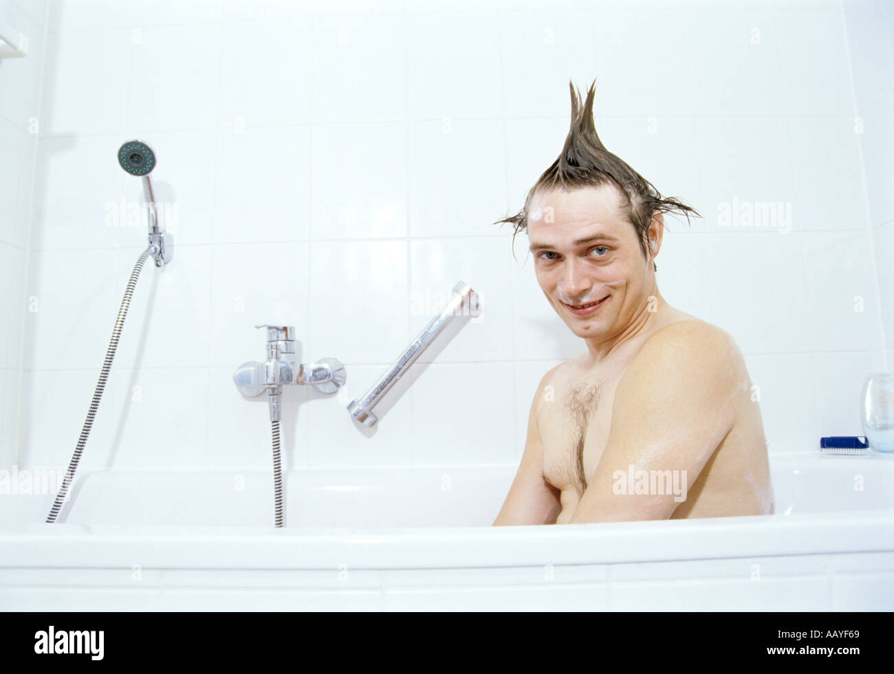 Scène d'une baignoire avec l'homme d'être drôle Banque D'Images