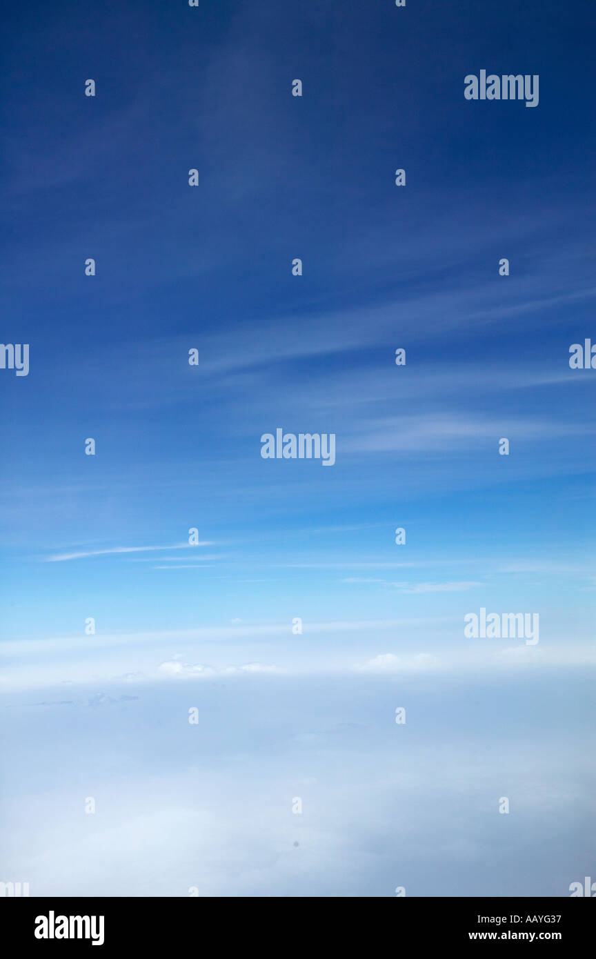 KNA70276 ciel bleu avec des nuages blancs de l'antenne d'avions avion Banque D'Images