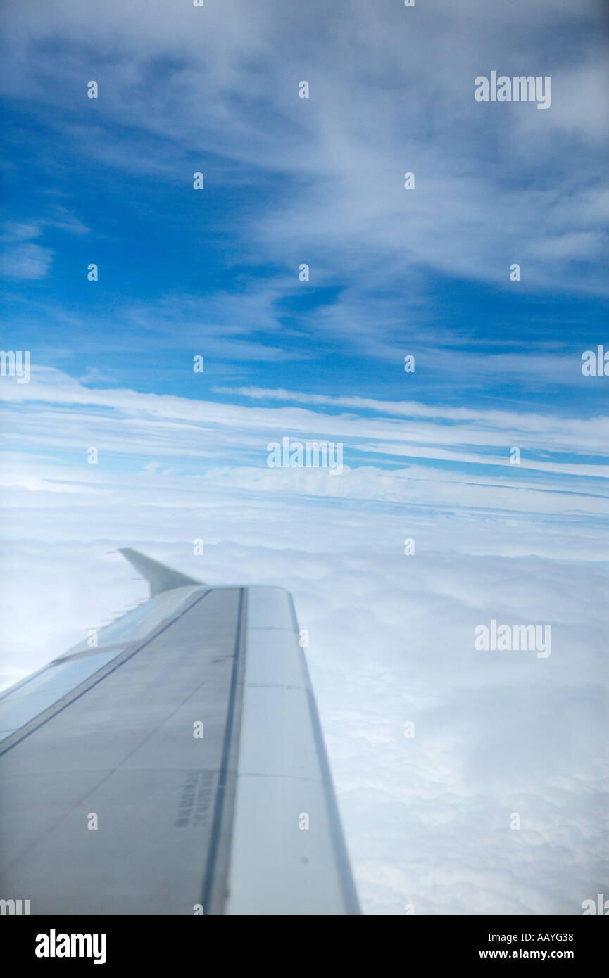 L'aile des avions dans le ciel bleu avec des nuages blancs de l'antenne d'avions avion Banque D'Images