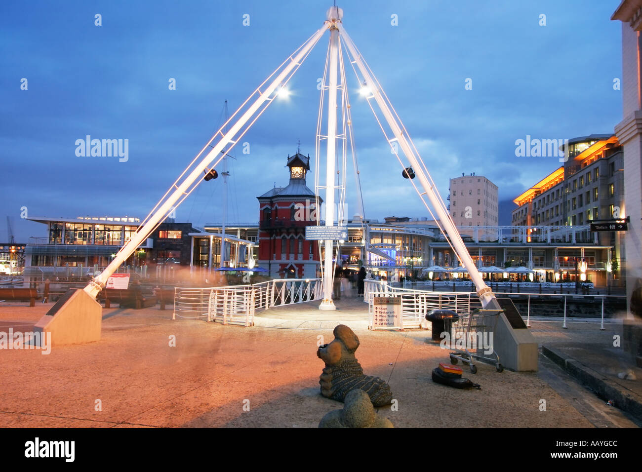 Afrique du Sud Cape town Victoria Albert Waterfront pont tournant, tour de l'horloge twilight Banque D'Images