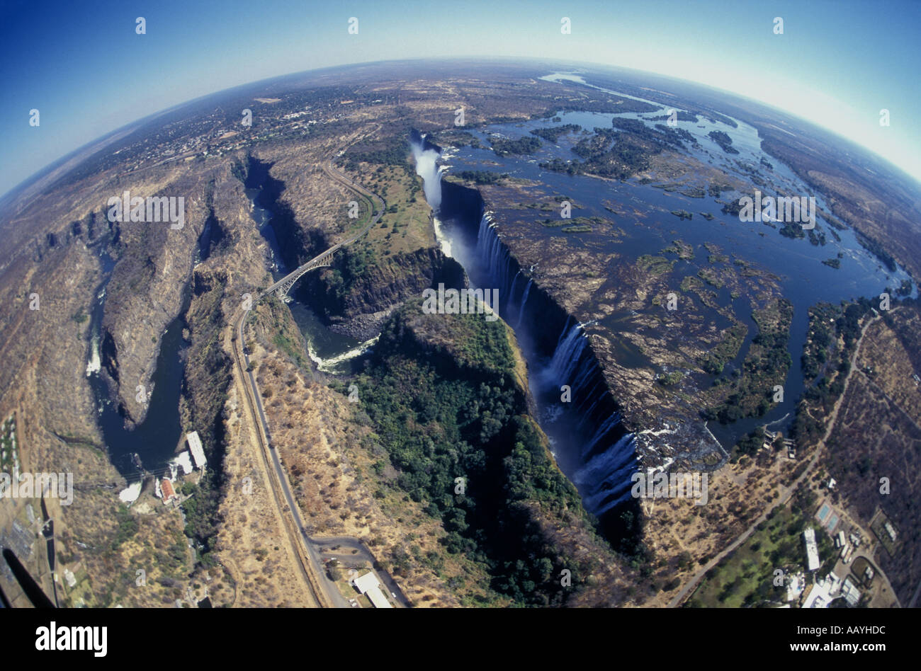 Vue aérienne de Victoria Falls et le fleuve Zambèze à la frontière du Zimbabwe et de la Zambie Banque D'Images