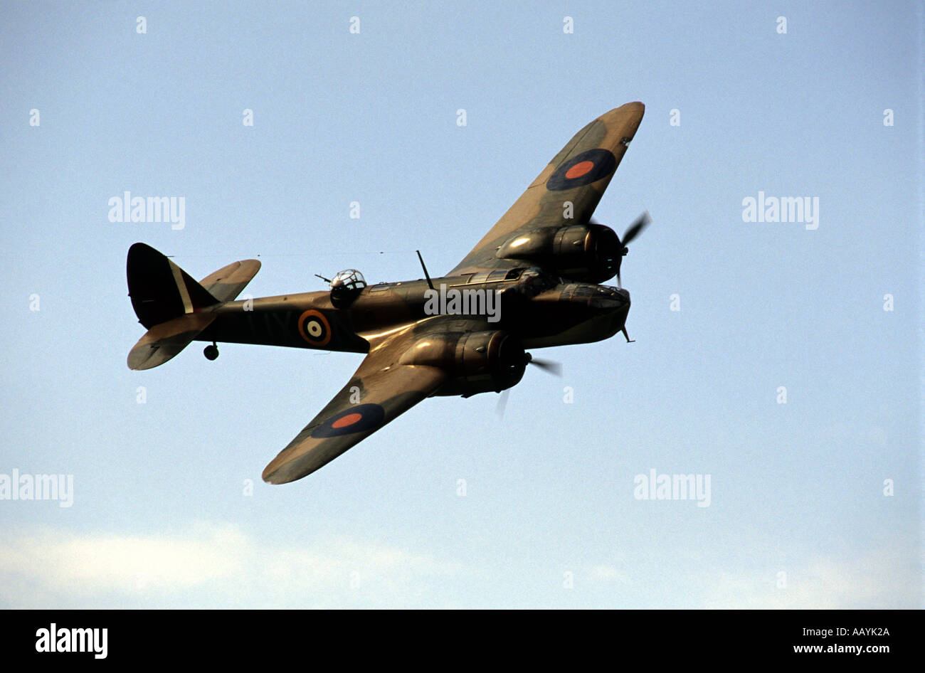 WW2 bombardiers Bristol Blenheim volant au-dessus de l'aérodrome de Rougham près de Bury St Edmunds, Suffolk, UK. Banque D'Images