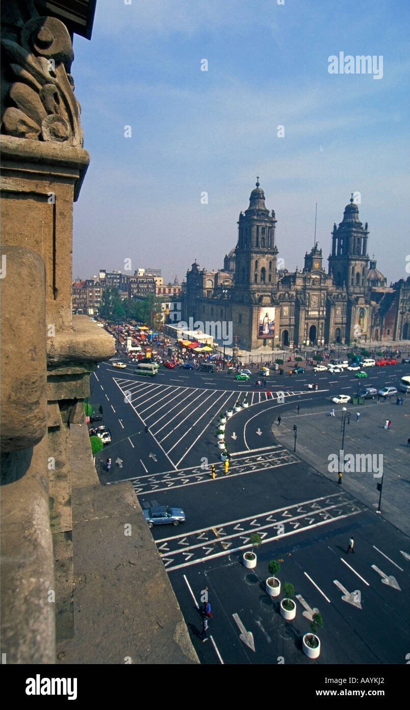 Exceptionnellement tranquille Zocalo, Plaza de la Constituciónin à Mexico le matin de Noël. Banque D'Images